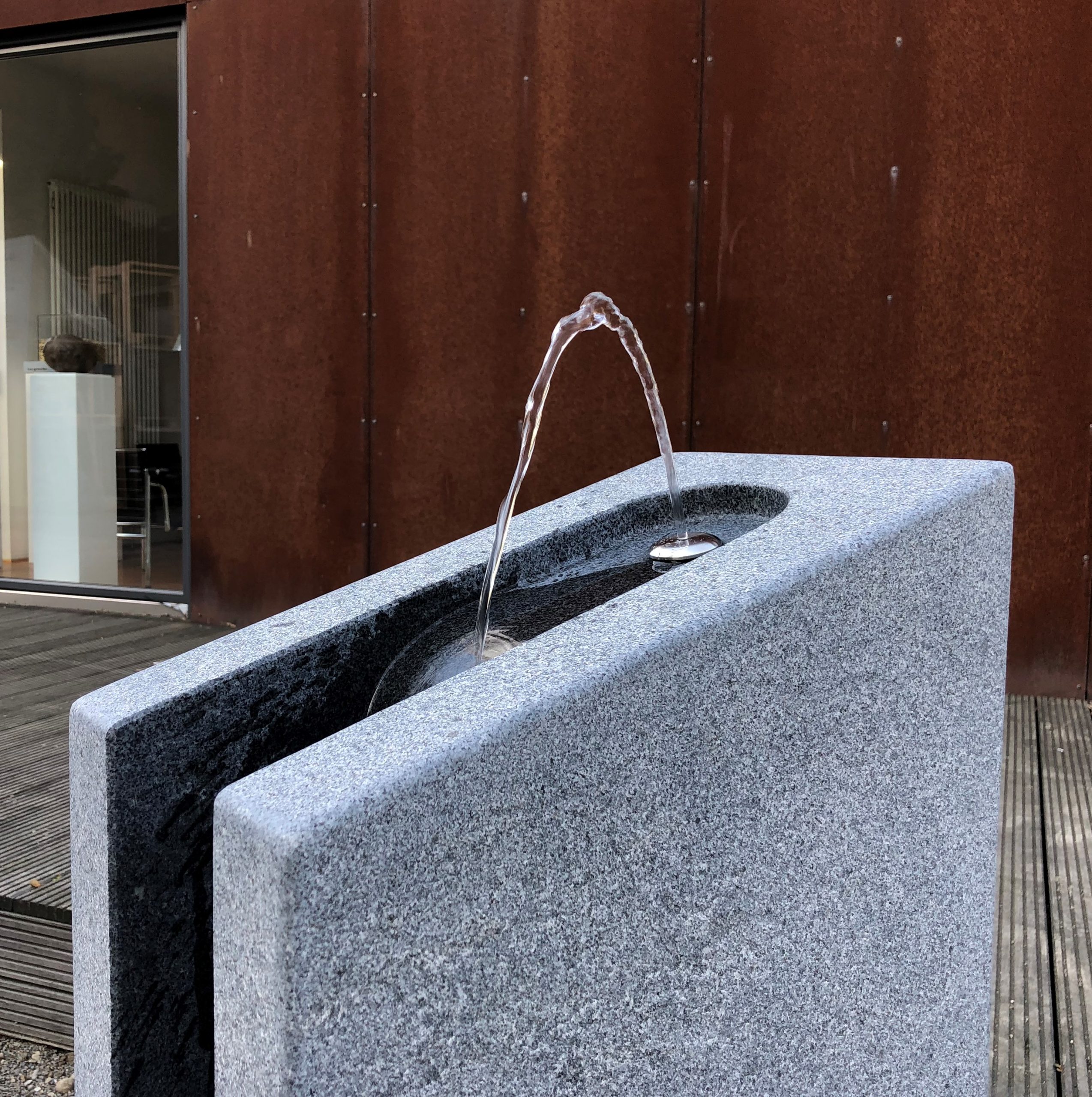 Kalkmann Kontakt Kunst Trinkwasserbrunnen Tb Stein mit internem Ablauf